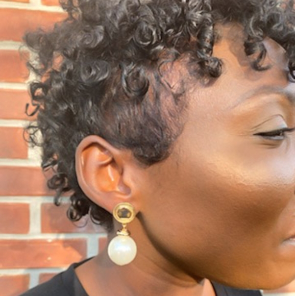 Back to Basic Pearl Earring - Picture 2 of 2